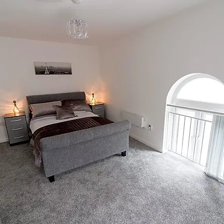 Apartment Live In Nazarene Leeds (West Yorkshire)