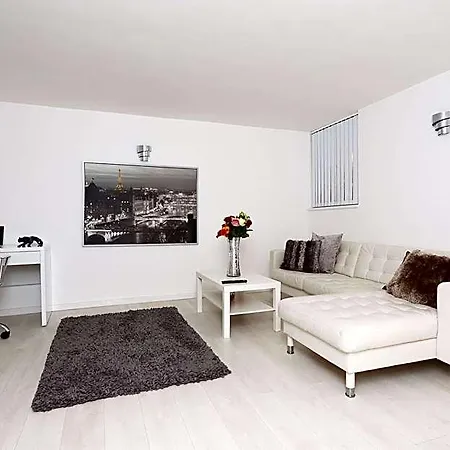 Apartment Live In Nazarene Leeds (West Yorkshire)